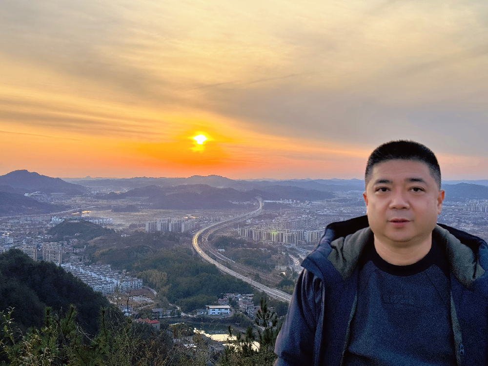 袁智勇（國瓷紅葉畫院研究員）